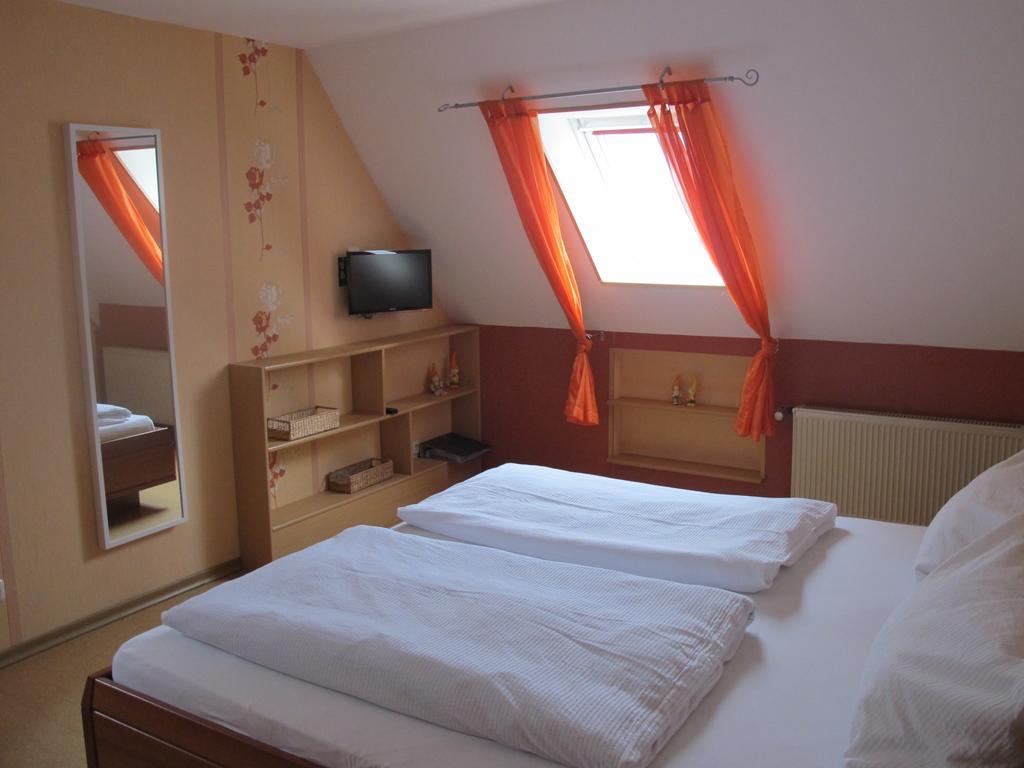 Weinhof Michael Morbach Hotel เซลทิงเงน-อาคทิก ภายนอก รูปภาพ